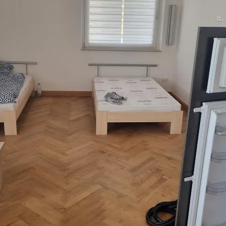 Rot Monteurzimmer Apartment